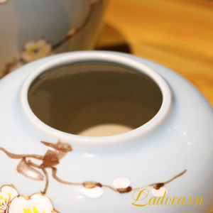 bình gốm thủ công hoa mai trắng tại ladora