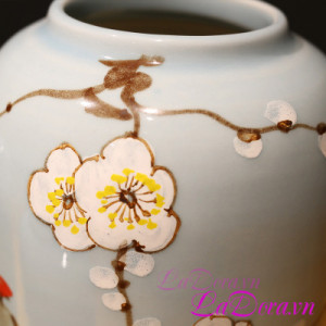 bình gốm thủ công hoa mai trắng tại ladora