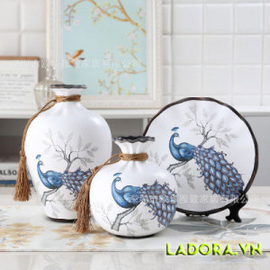 đồ trang trí phòng khách đẹp với bình gốm chim công