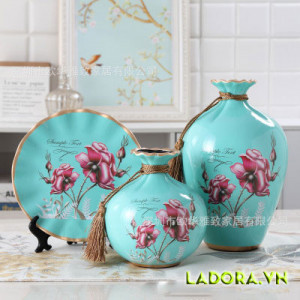 trang trí phòng khách với bình hoa gốm sứ rất độc đáo