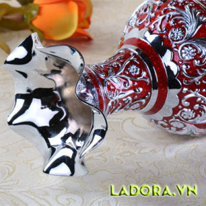 Đồ trang trí phòng khách tinh tế, sang trọng với bình hoa trang trí theo phong cách châu Âu