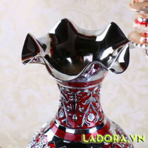 Đồ trang trí phòng khách tinh tế, sang trọng với bình hoa trang trí theo phong cách châu Âu