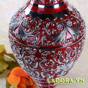 Đồ trang trí phòng khách tinh tế, sang trọng với bình hoa trang trí theo phong cách châu Âu