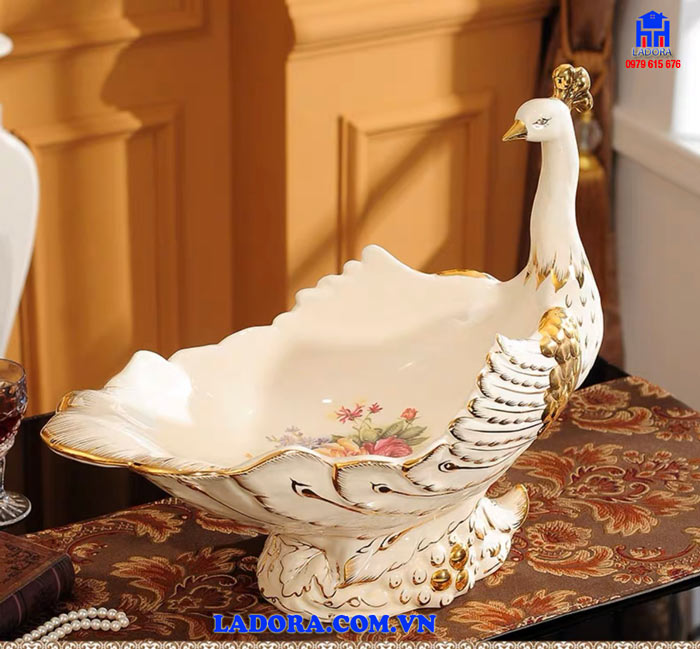 đĩa đựng trái cây với các chi tiết vẽ vàng tinh xảo