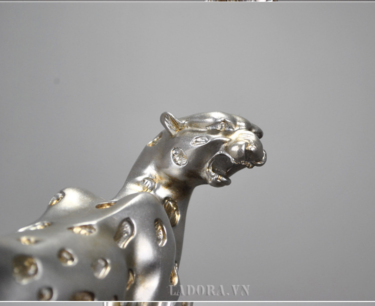 chú báo dũng mãnh trên kệ rượu vang