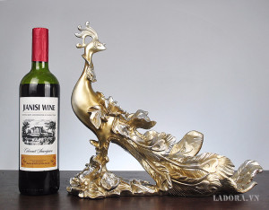 Kệ rượu vang chim công Là món đồ sang trọng và độc đáo trong phòng khách