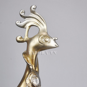 Kệ rượu vang chim công Là món đồ sang trọng và độc đáo trong phòng khách