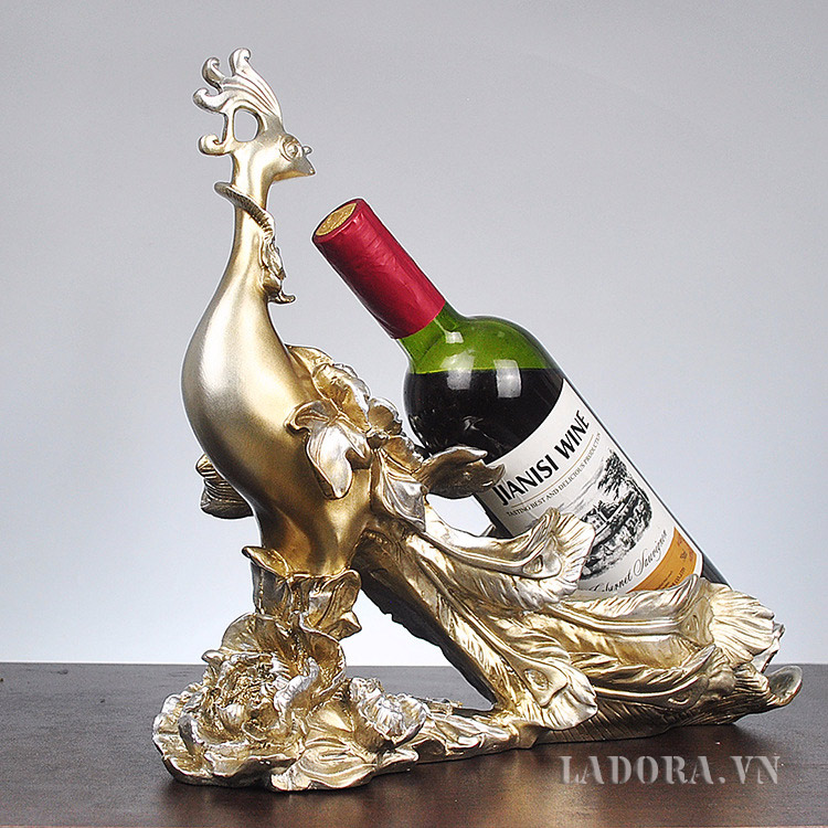 giá để rượu chim công Là món đồ sang trọng và độc đáo trong phòng khách