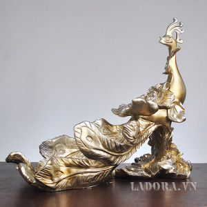 Kệ rượu vang chim công Là món đồ sang trọng và độc đáo trong phòng khách