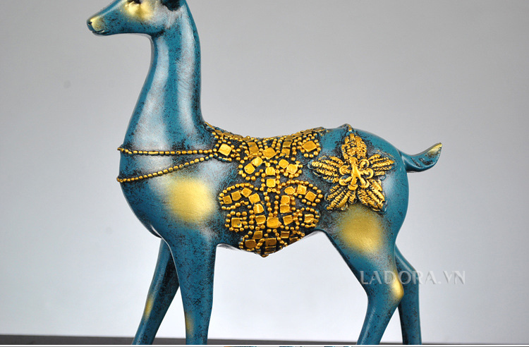 Cặp hươu trang trí tại ladora shop với những đường nét hoa văn tinh xảo