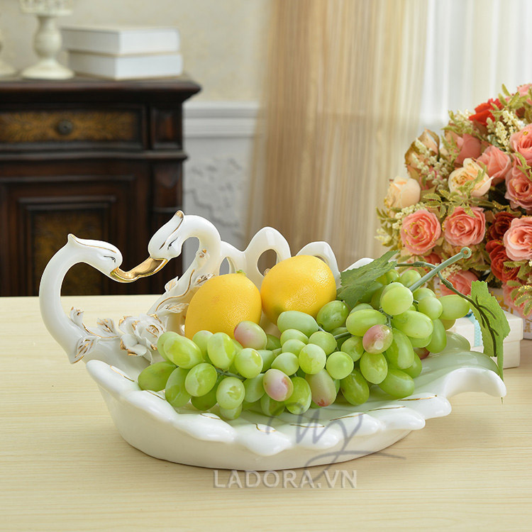 quà tặng sinh nhật cho chị em đĩa thiên nga gốm sứ tại ladora shop