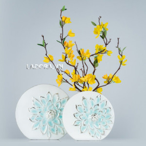 trang trí tủ phòng khách với ladora.com.vn