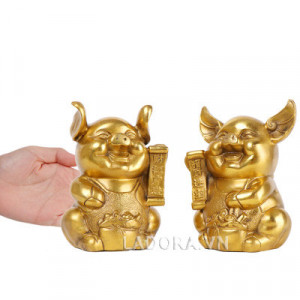 Tượng heo bằng đồng trang trí bàn làm việc tại ladora