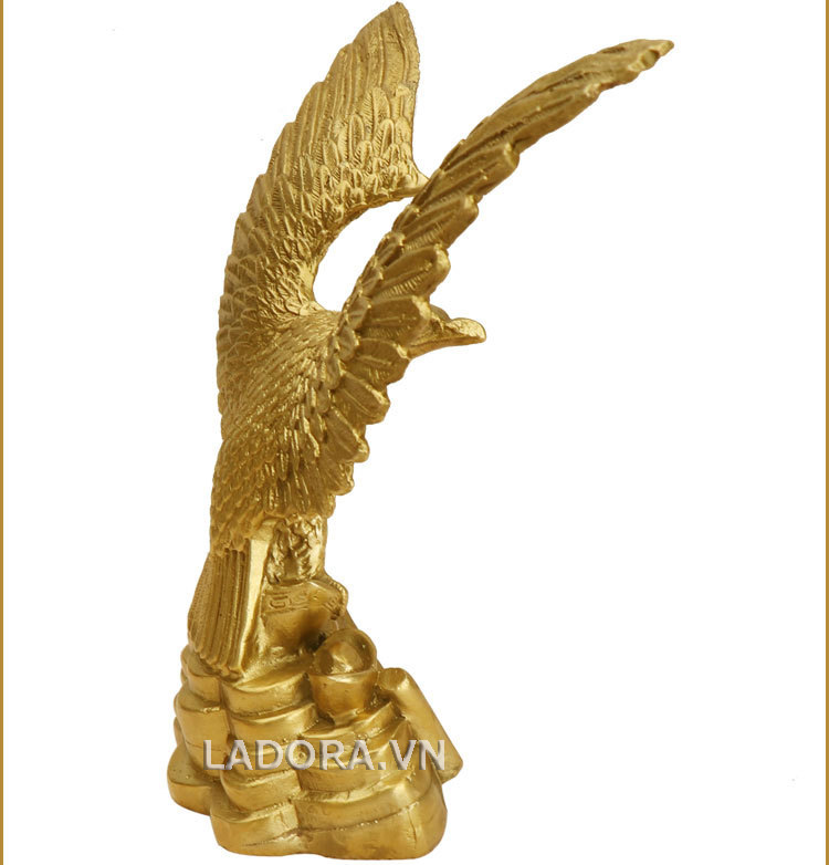 đại bàng hiên ngang trước mưa sa bão táp