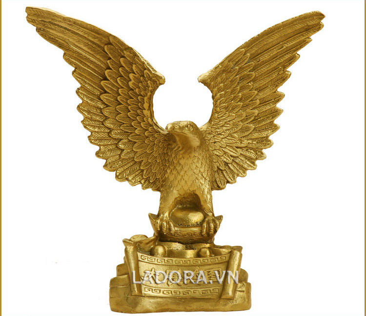 quà tặng ý nghĩa với tượng chim đại bàng