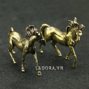 tượng ngưa trang trí bàn làm việc tại cửa hàng ladora