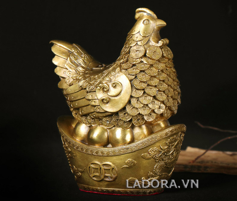 tượng gà đẻ ra trứng vàng tại ladora
