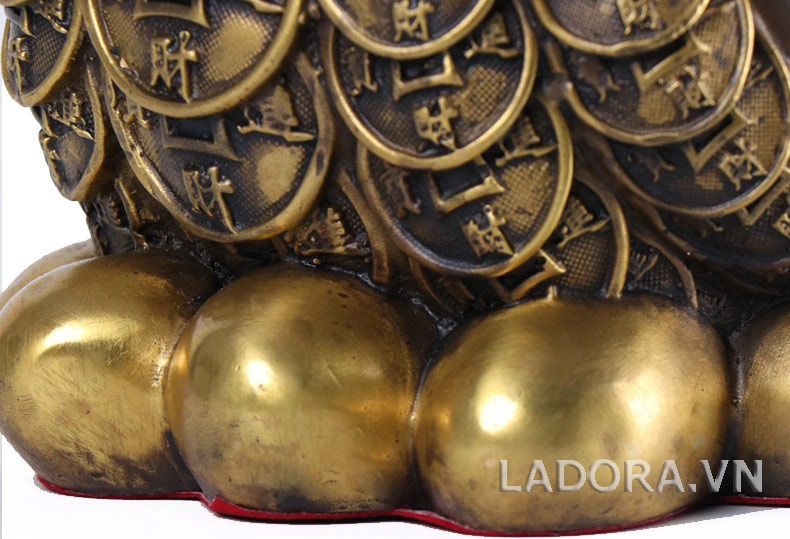 những quả trứng vàng quý giá dưới tượng gà 