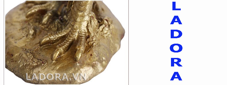 gà trống có dáng đi nhanh nhẹn và hùng dũng