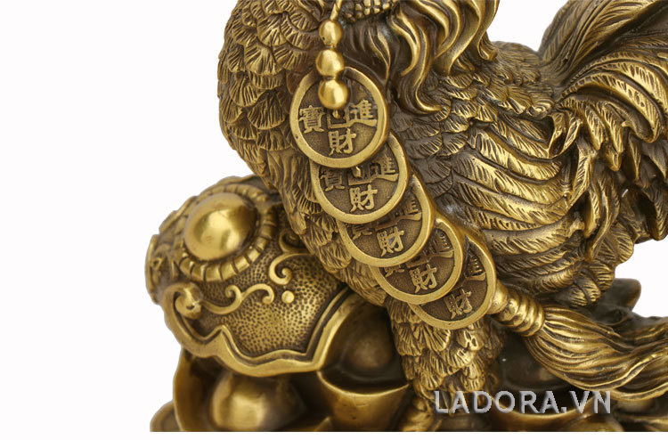 tượng gà trống bằng đồng hóa giả sát khí trong công ty