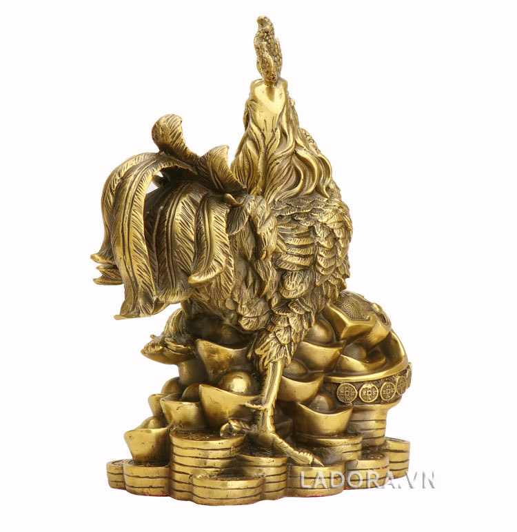 gà trống rất nhanh nhẹn và hùng dũng