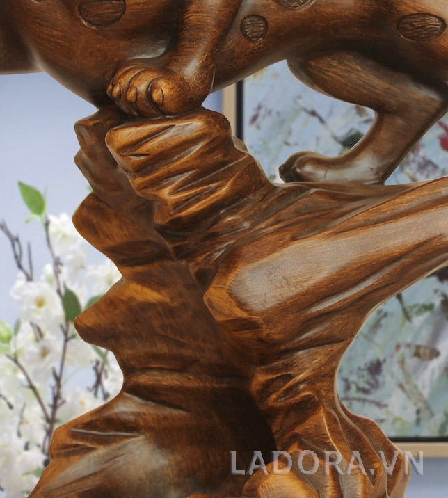 gốc cây và con báo thành giá đựng rượu độc đáo