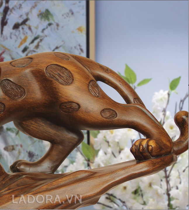 kệ rượu thể hiện tính cách mạnh mẽ và quyết đoán của gia chủ