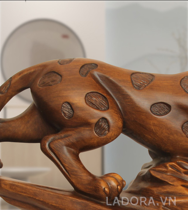 chú báo đốm đang rình mồi bên kệ rượu vang