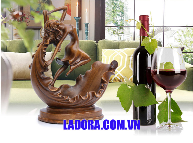 kệ để rượu vang thiếu nữ múa tại ladora shop