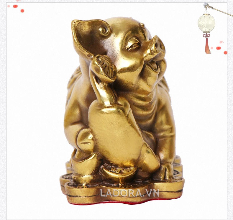 Con heo ôm củ nhân sâm tài lộc tại ladora.com.vn