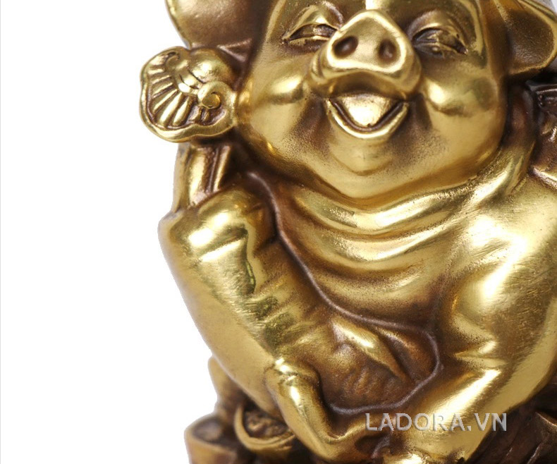 Củ nhân sâm trong tượng con heo tại ladora