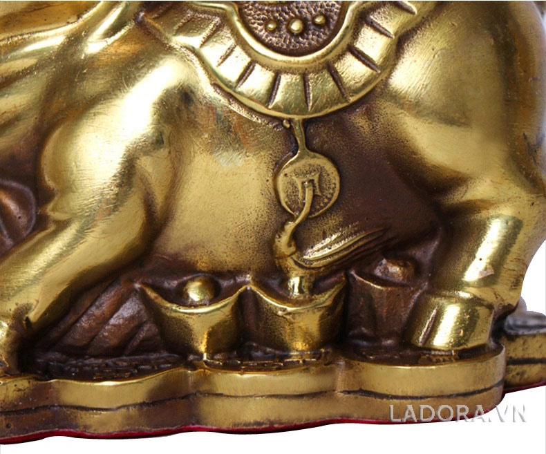 chú lợn nằm trên đống tiền vàng tại ladora