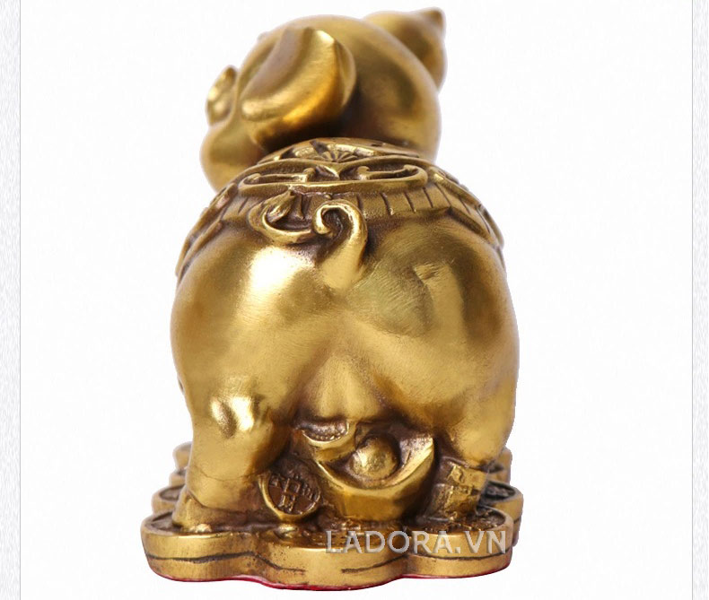 Tượng con lợn để bàn tại ladora
