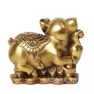 tượng con heo trang trí phòng khách phong thủy tại ladora