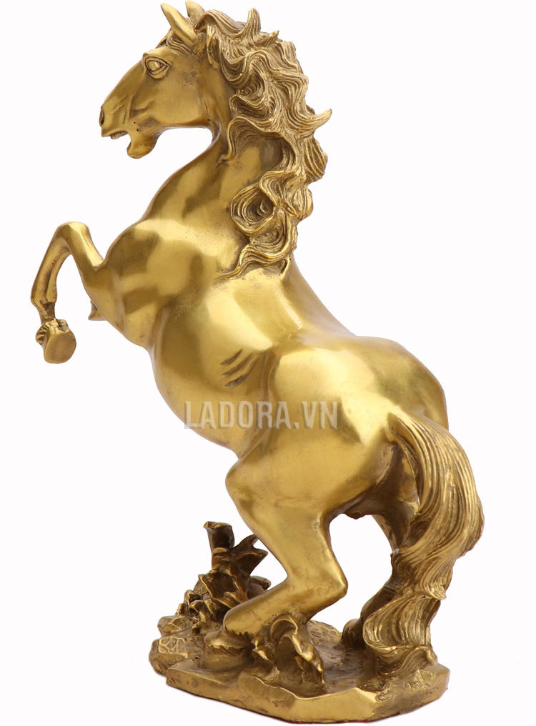bài trí tượng ngựa với tượng phong thủy khác sẽ hiệu quả hơn