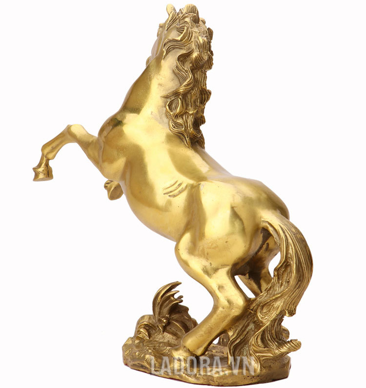 tượng ngựa nên bài trí quay đầu ra cửa