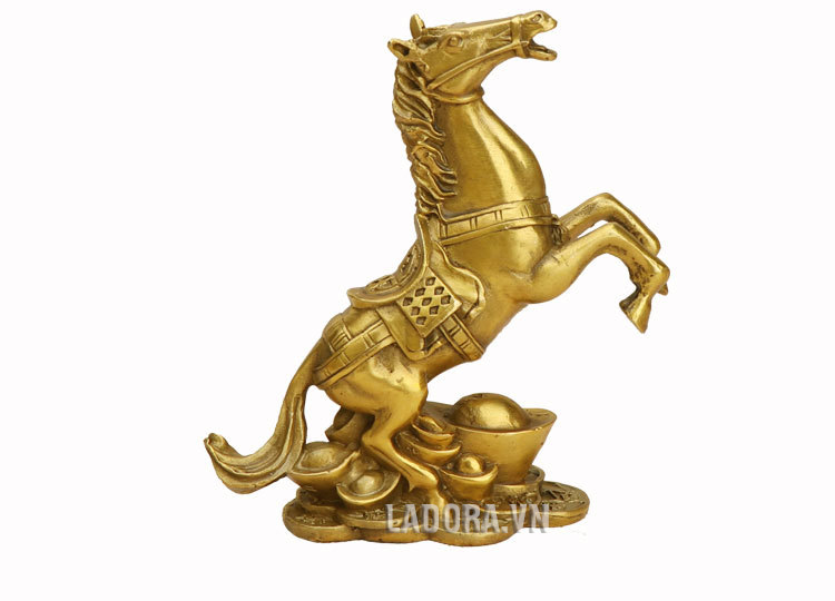 tượng ngựa để bàn đứng trên đống tiền vàng tại ladora shop