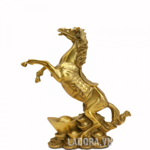 tượng ngựa tại ladora bài trí trên bàn làm việc