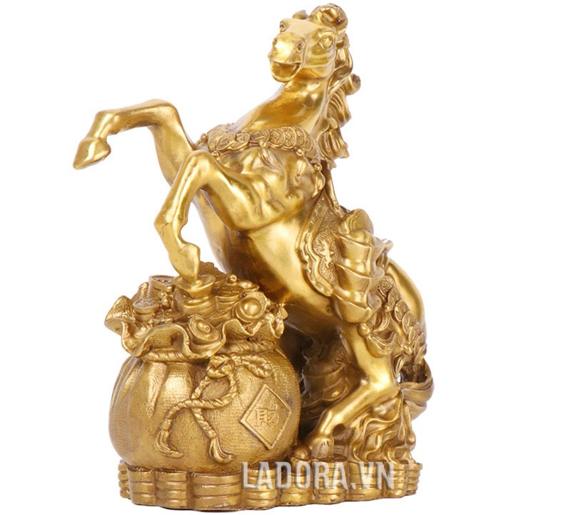 chú ngựa đứng trên túi tiền vàng tại cửa hàng nội thất ladora