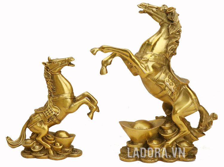 tượng con ngựa để bàn tại ladora shop