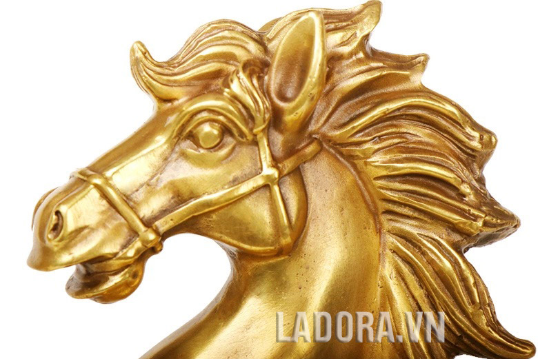 nét tinh xảo trên tượng ngựa trang trí tại ladora shop