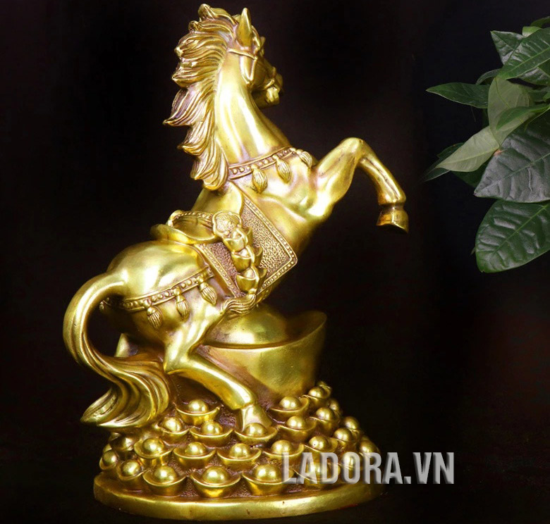 Ngựa phải quay đầu ra cửa