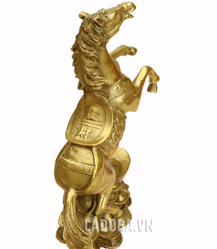 nên bài trí tượng ngựa để bàn tại ladora quay đầu ra cửa