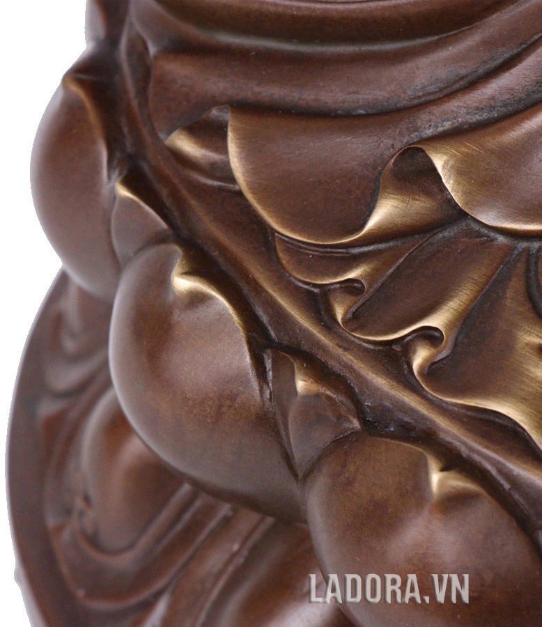 Phật ngồi dưới gốc cây bồ đề giác ngộ