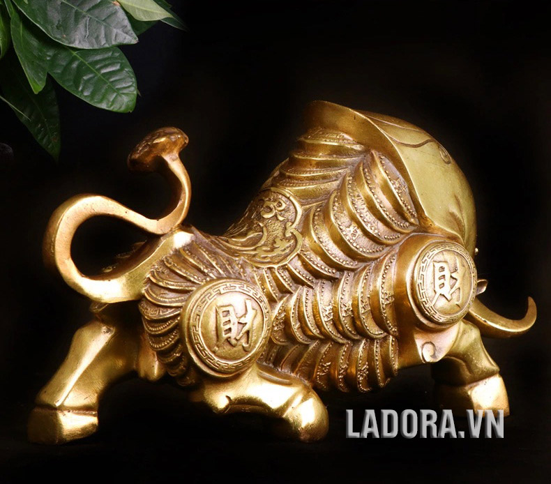tượng trâu làm bằng đồng mới có tác dụng cao trong phong thủy - ladora