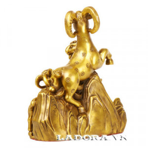 tượng dê đặt trên bàn làm việc tại ladora shop