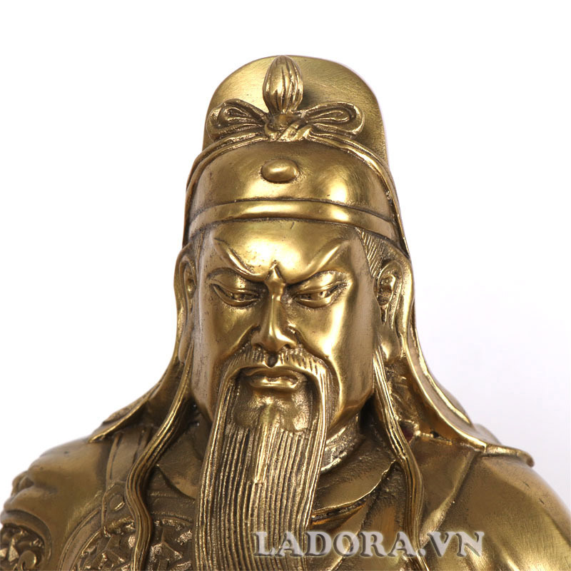 khuôn mặt tượng thể hiện tinh xảo với khí độ bất phàm của 1 vị tướng
