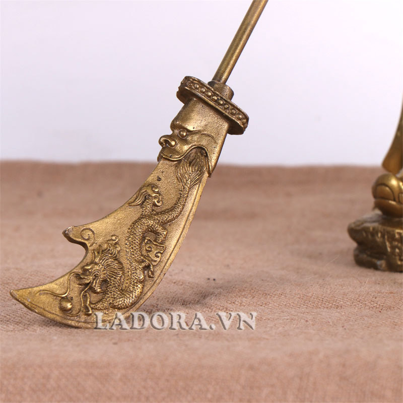 thanh long đao nặng 82 kg luôn bên cạnh quan vũ