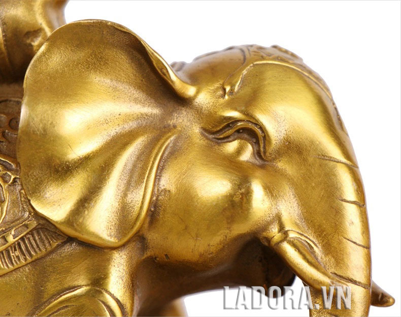 hình ảnh con voi vui vẻ tại shop bán đồ đồng đẹp ladora