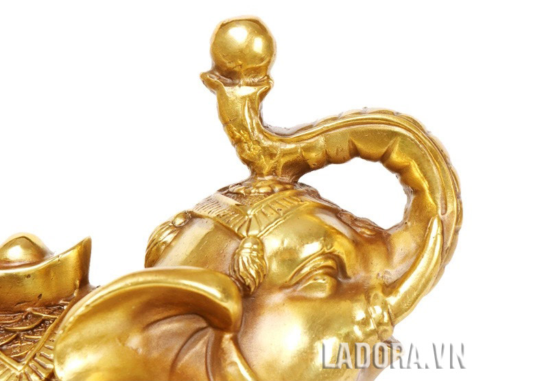 Hình ảnh chú voi đang hút tài lộc về cho gia chủ - ladora shop